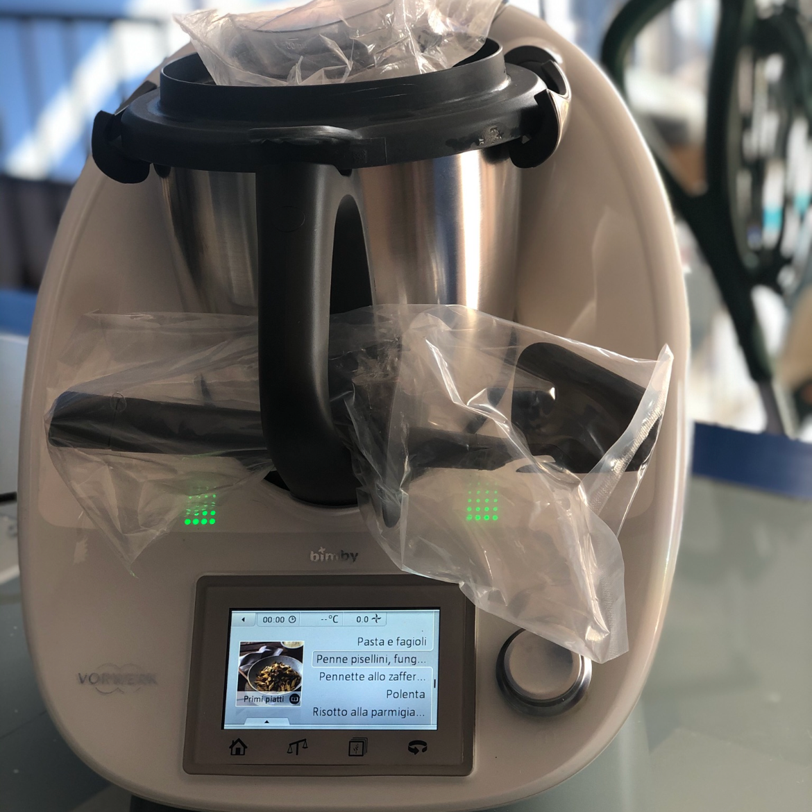 Robot wielofunkcyjny Thermomix TM5, naczynie miksujące ze stali nierdzewnej 2 L, wbudowana waga cyfrowa, silnik z napędem bezpośrednim, wyświetlacz dotykowy, zestaw akcesoriów w zestawie